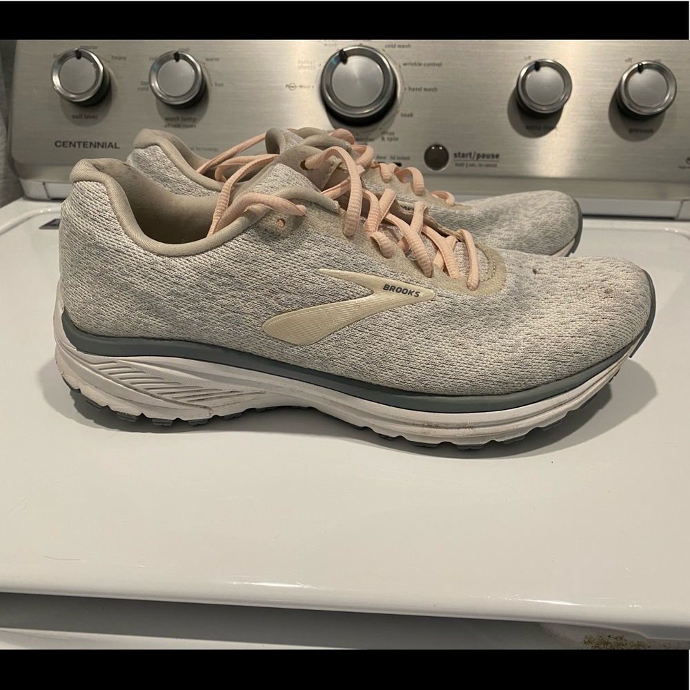 Women’s Brooks size 10